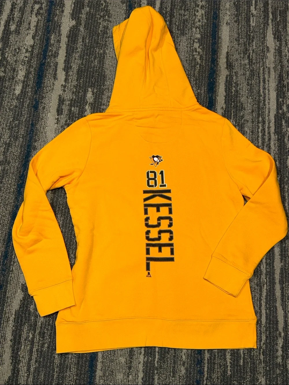 Size Large Fanatics Pittsburgh Penguins Kessel Sweatshirt. Measure 20in pit-pit